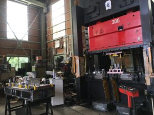 丸宮金属で導入した300tプレス機